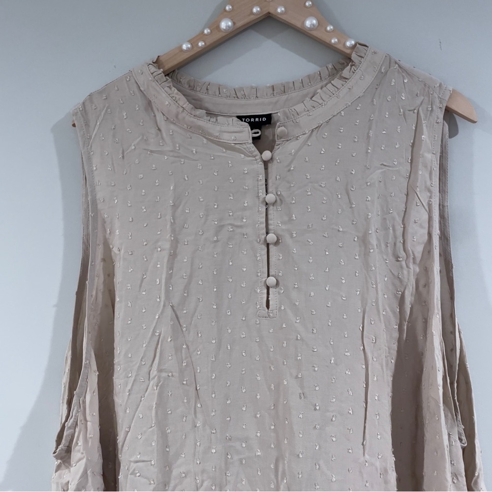 NWT Torrid Plus Swiss Dot Ruffle Trim Mock Neck Top, Mushroom Tan, Size 5X/28W - Picture 4 of 9